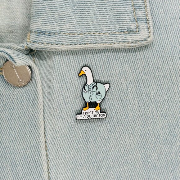 ✨Cartoon Animal Shaped Doctor Duck Pin Brooch Trust Me I'm A Ducktor for Doctors - Picture 1 of 5